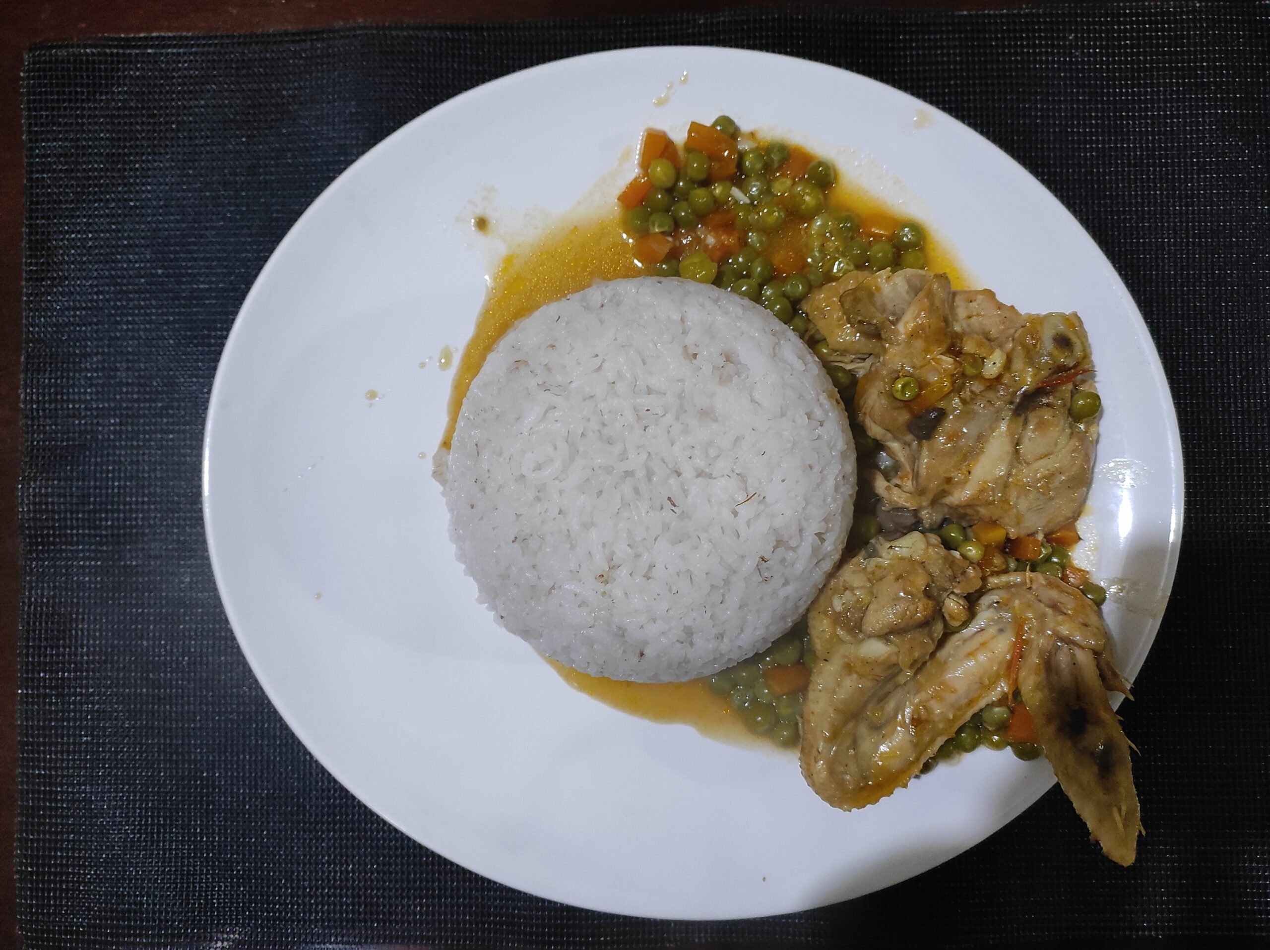 Akoho sy pitipoa sy karaoty (Poulet aux petits pois et aux carottes)